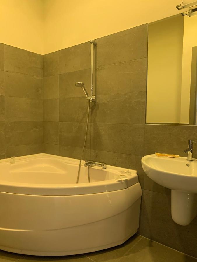 Palazzo 41 Rental Rooms San Pietro Vernotico Luaran gambar