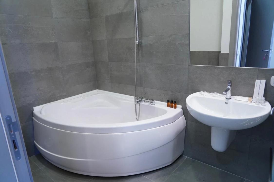 Palazzo 41 Rental Rooms San Pietro Vernotico Luaran gambar